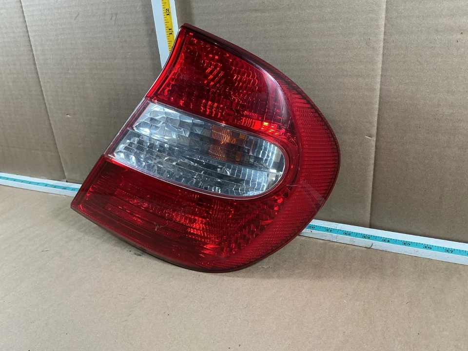 Luz trasera montada en panel cuarto lateral del pasajero derecho Toyota Camry 2002-2004 Foto 2 de 4