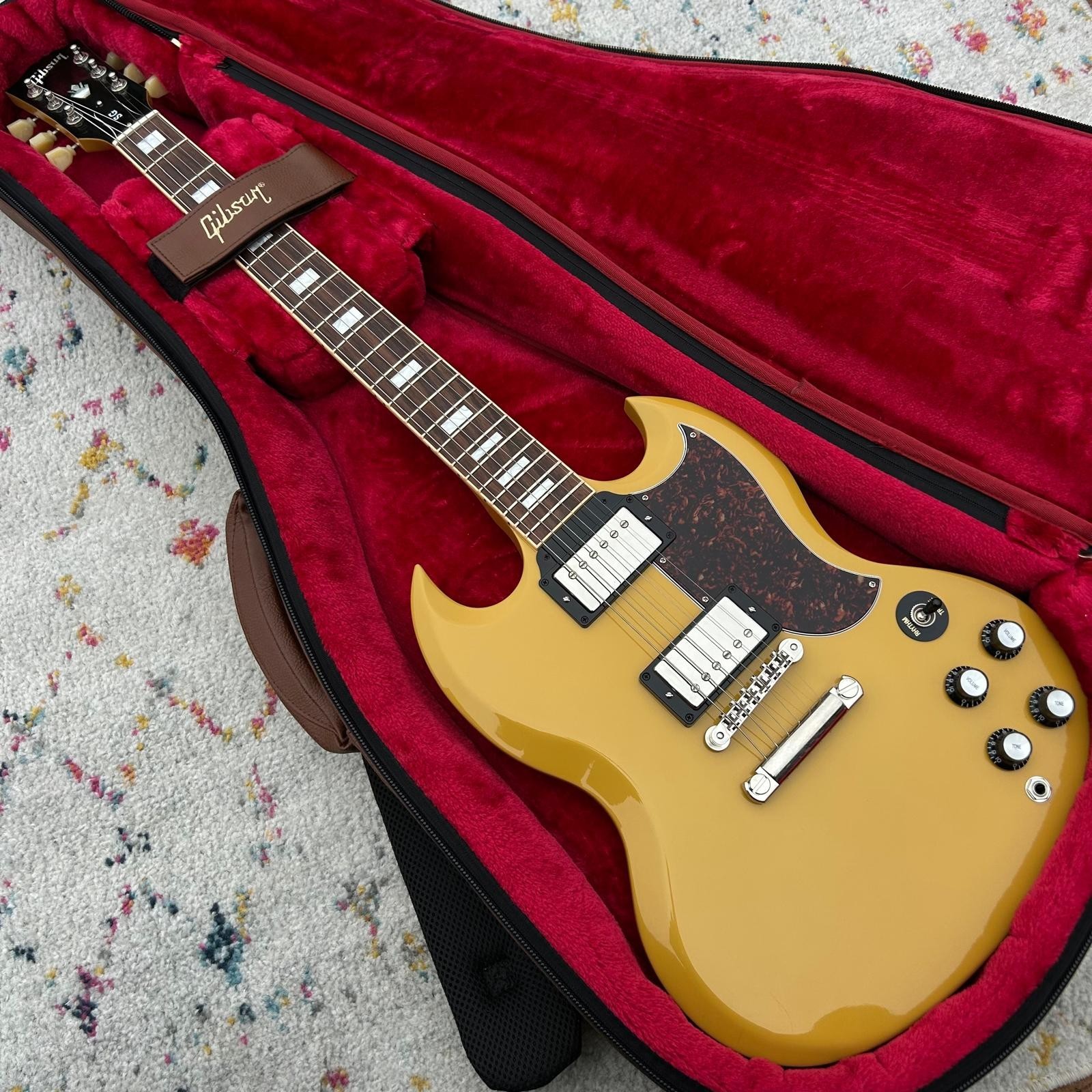 Near mint 2018 Gibson USA SG Standard Yellow w/Tort Pickguard & T-Type Pickups