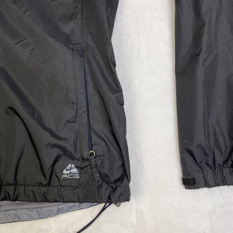 Chaqueta de lluvia Nike ACG Fit Storm para mujer mediana negra con logotipo de nailon con capucha cremallera completa Foto 4 de 4