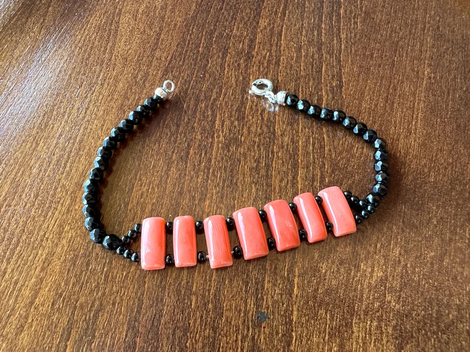 Bracciale a "listelli" di vero corallo rosso del mediterraneo e pallini di onice - Immagine 3 di 4