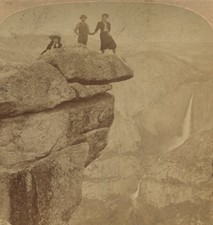 THRILL SEEKERS ON ROCK OUTCROP. YOSEMITE FROM GLACIER POINT. STEREOVIEW.