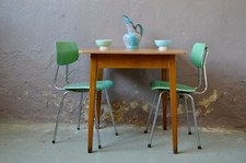 Table à manger de bistrot en bois style vintage et bohème cuisine scandinave 