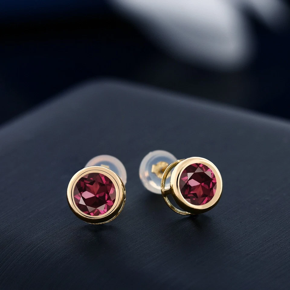 Brincos redondos de ouro amarelo 14K com granada de rodolita vermelha 6 mm 2,00 quilates - Imagem 3 de 3