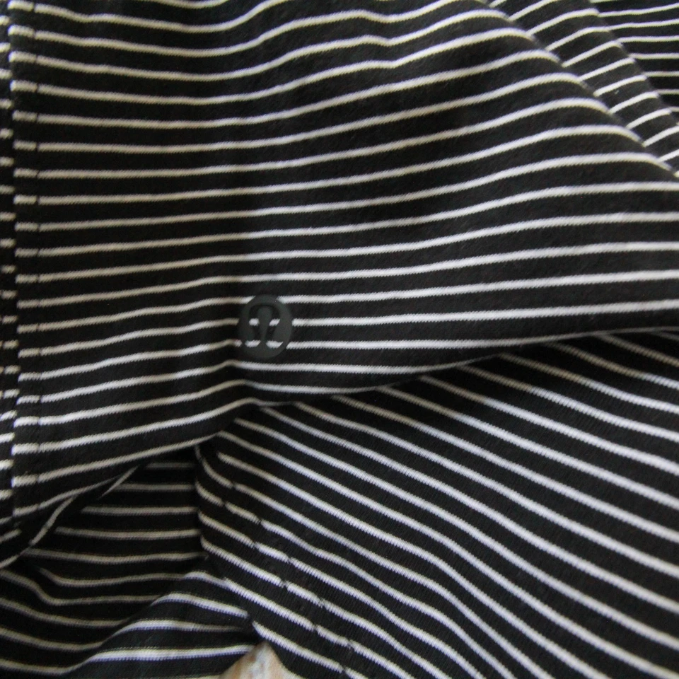Top deportivo de yoga Lululemon para mujer blanco y negro a rayas espalda de corredor talla 4 Foto 4 de 4