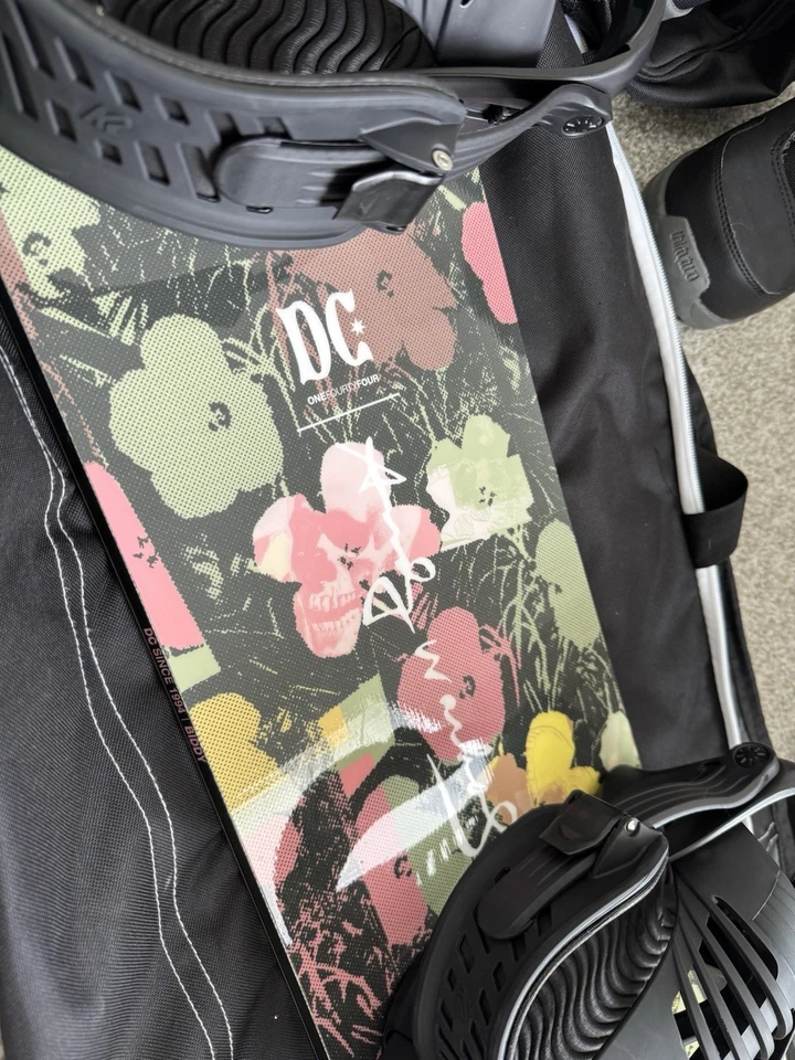 Juego de snowboard para mujer DC 2025 edición Andy Warhol 144 cm Foto 2 de 4