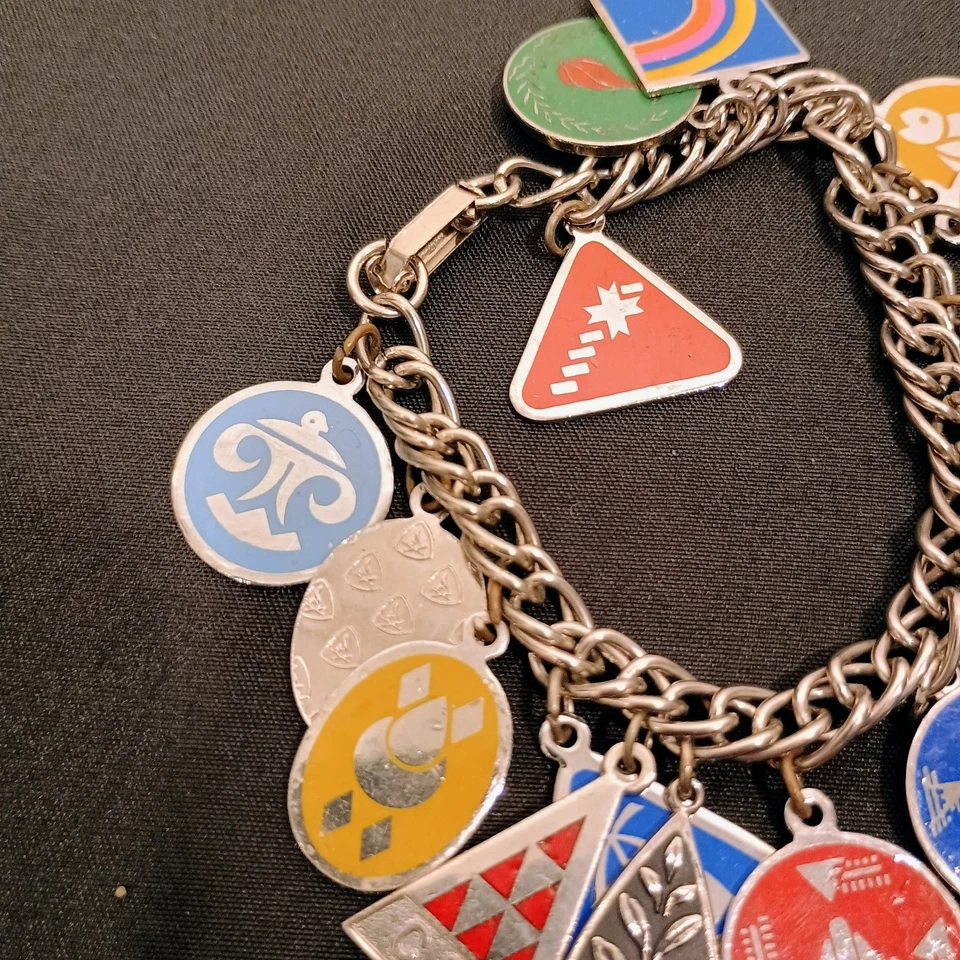 Pulsera de colección Camp Fire Girls con varios dijes coleccionables Foto 2 de 4