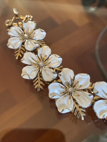 Crown TRIFARI Dogwood Hibiscus BRACELET White Enamel Rhinestone Goldtone Flower - Picture 11 of 13