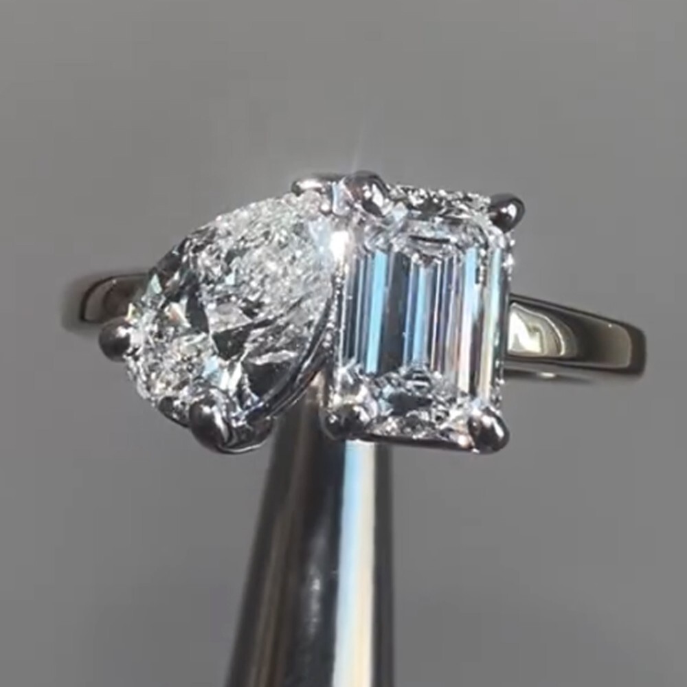 4.52Ctw Pear Emerald Moissanite Toi Et Moi Engagement Ring  display picture 1