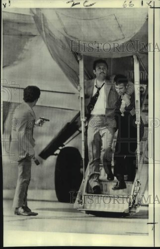 1972 Pressefoto Türkischer Entführer Wachen Flugzeug Beamter und Passagier aus Flugzeug