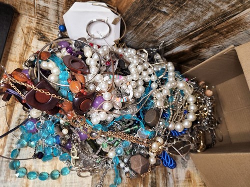 3.5+ lb lot mixed estate fashion/costume jewelry lot scrap to wearable tangled - Picture 4 of 4