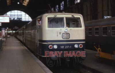 FOTO DEUTSCHE BAHN KLASSE 181S AM 25. JULI 1985 181217 WARTET AUF ABFAHRT AUF EINEM E