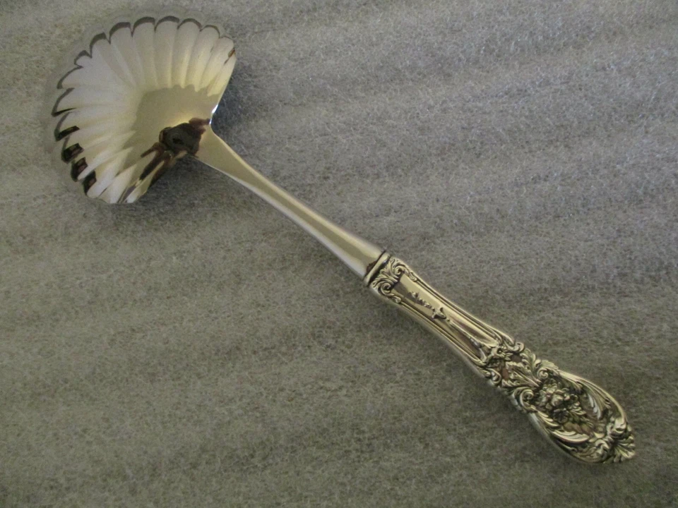 TUTTLE RICHELIEU SERVING SPOON 10"L STERLING HANDLE FLUTED STAINLESS BOWL 142gr - Image 2 of 4
