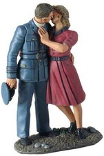 BRITAINS WORLD WAR 2 ALLIES 25025 BRITISH R.A.F. PILOT KISSING GIRL GOODBYE
