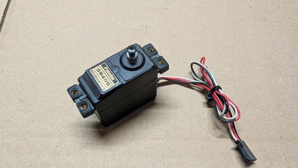 orig. Robbe Futaba Servo 9405  , gebraucht , die Funktion ist Top / Kein Import - Bild 2 von 4