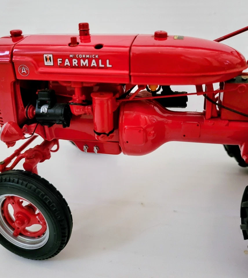 Franklin Mint Precision Models 1946 Farmall A Farm Tractor 1:12 *Missing Muffler - Image 3 of 4