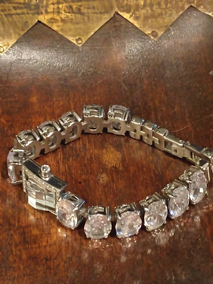 SUPER G.F FERRE WOMEN'S Watch!! HUGE CZs Swiss Made!! Beautiful!! - Image 3 of 4