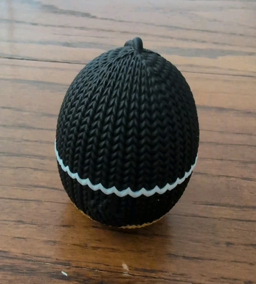 Mini huevo de pato lucas hecho a mano por robots Looney Tunes Foto 2 de 3