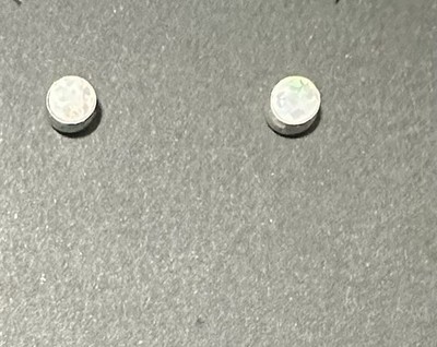 Minimalistische 4 mm weiße Feueropal Ohrstecker 925 Sterling Silber Zargenpfosten