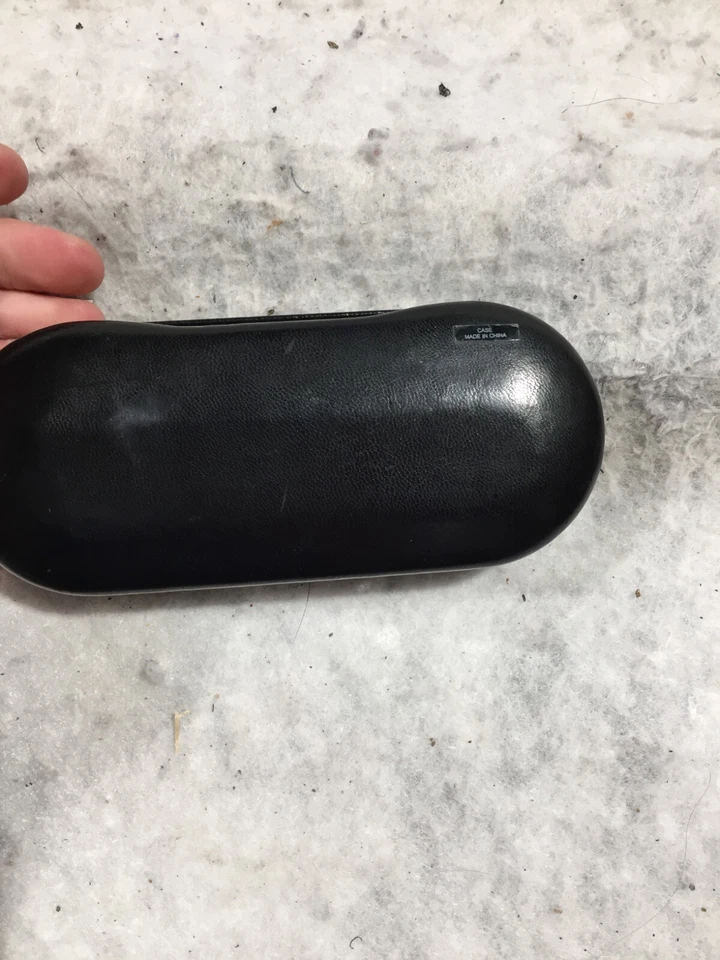 Gafas de sol GUESS By Marciano estuche rígido negras grises forradas de fieltro Foto 3 de 3