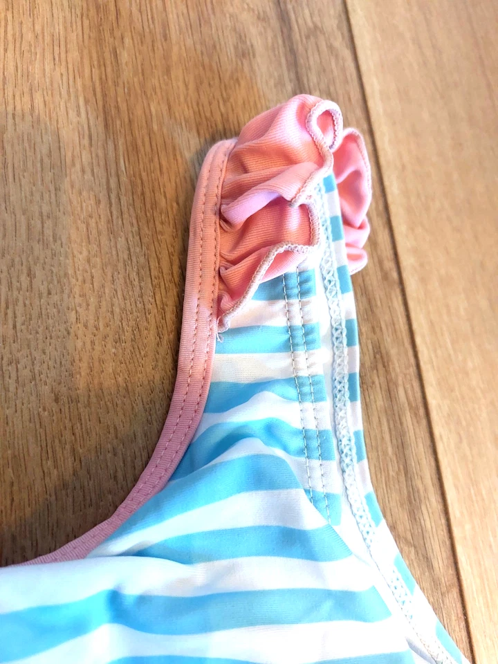 Badeanzug Mädchen/süßer 🦩Einteiler mit Rüschen, Gr.122/128, wie neu - Bild 4 von 4