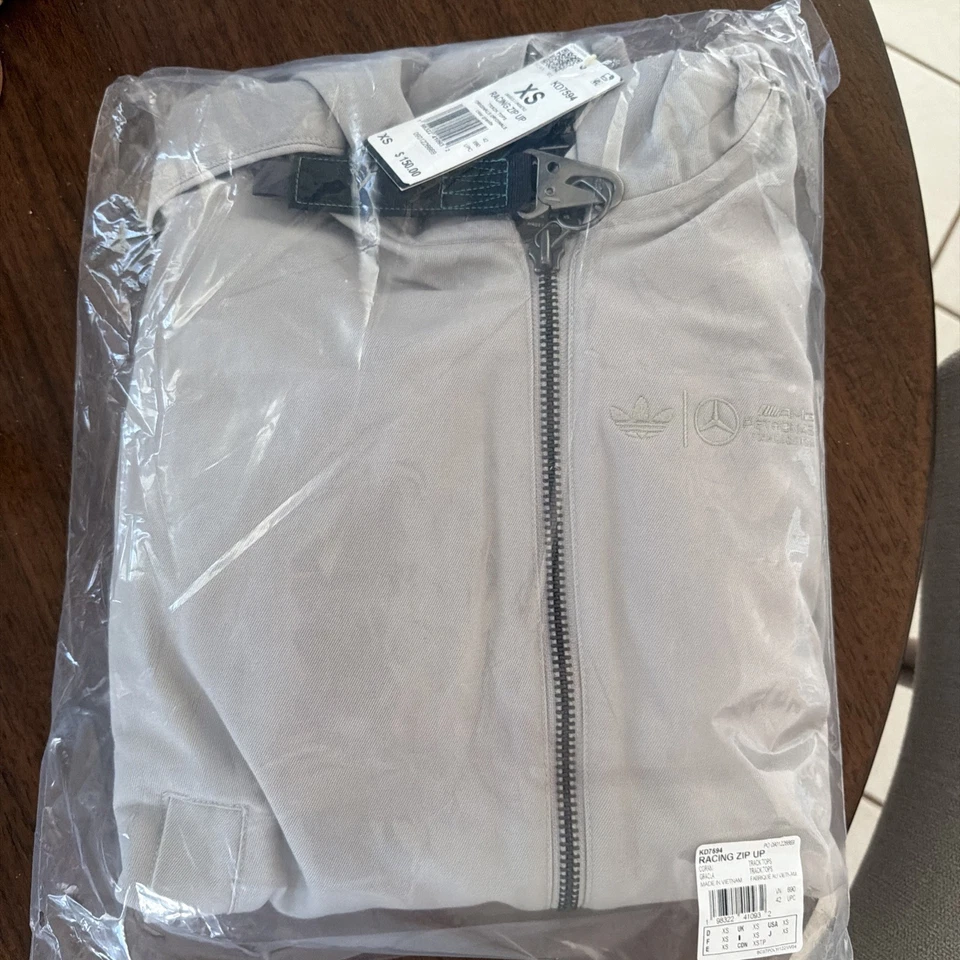 * 现货 * Bad Bunny x Mercedes - AMG Petronas 一级方程式车队田径上衣 XS 码 — 第 2/3 张图片