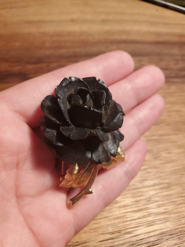 Broche Rosa Resina Negra Firmado Marcel Boucher Años 60, Resina Tallada y Tono Dorado, Foto 4 de 4