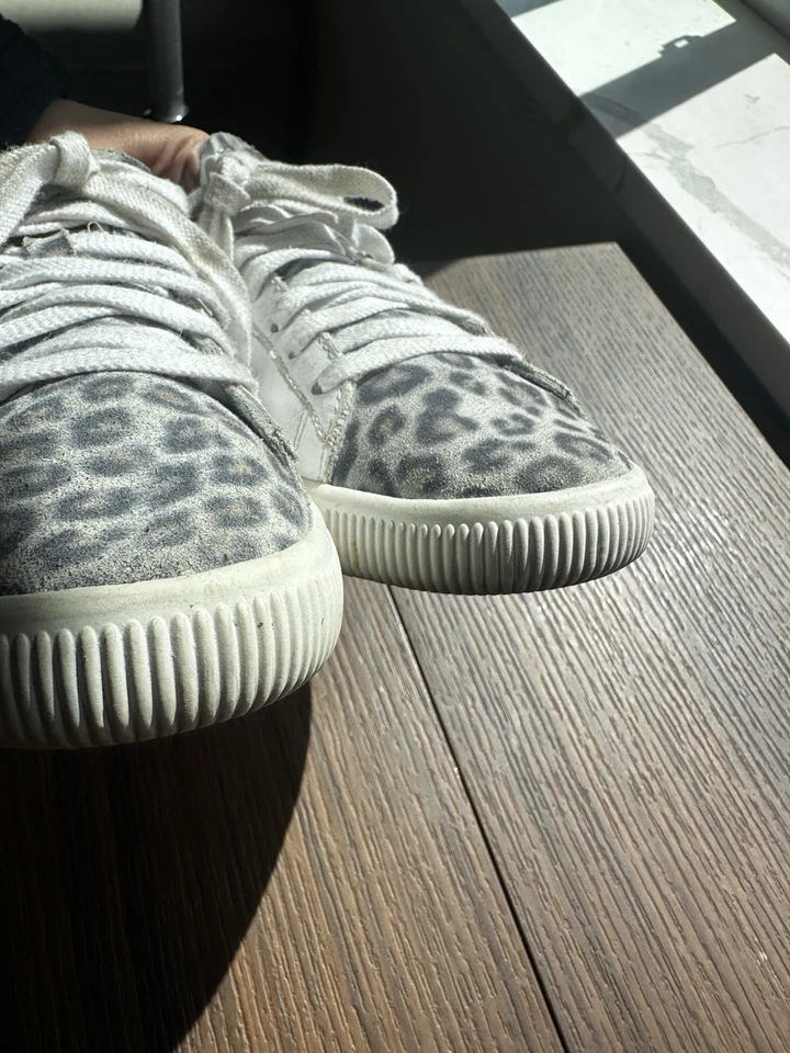 PUMA Women’s Size 39 8.5 ) Clyde Leopard Sneakers White/RedWOMEN'S - Image 4 of 4