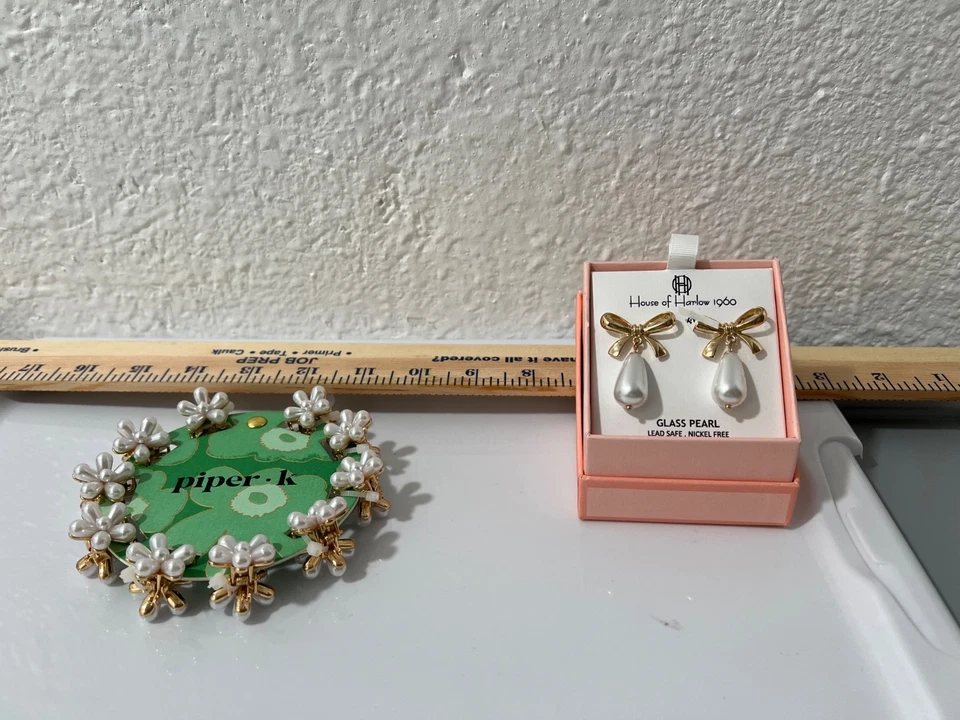 Juego de pendientes colgantes y pinzas para el cabello House of Harlow coqueta tono dorado con lazo y peal sintético Foto 3 de 4