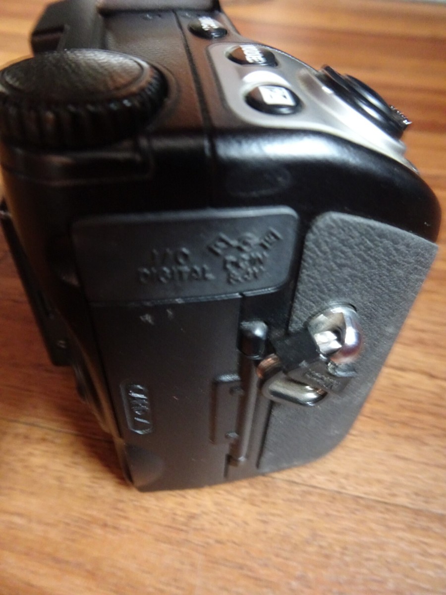 NIKON Coolpix 5000 (E5000) 5MP black Digital Camera only- Cost