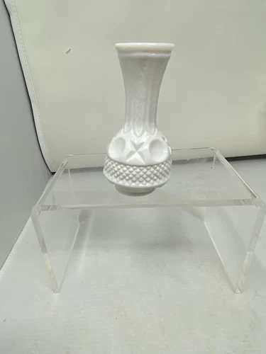 Vintage Small Milk Glass Bud Vase X’s & O’s Pattern 4” Made In Taiwan