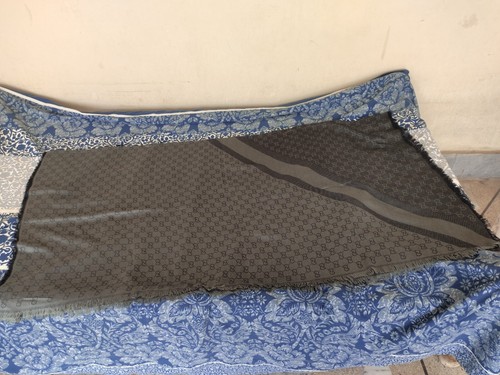 Elegant Gucci Two-Tone Gray Shawl with GG Monogram Pattern - Picture 7 of 16