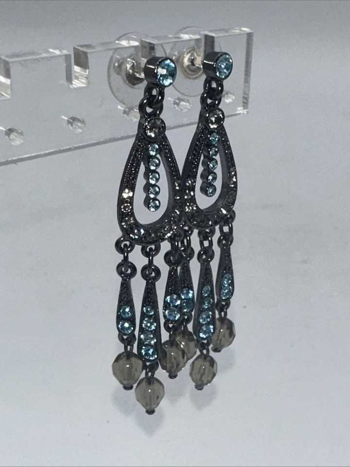 Pendientes colgantes perforados sin marca gris estaño en tono con pedrería azul Foto 3 de 4