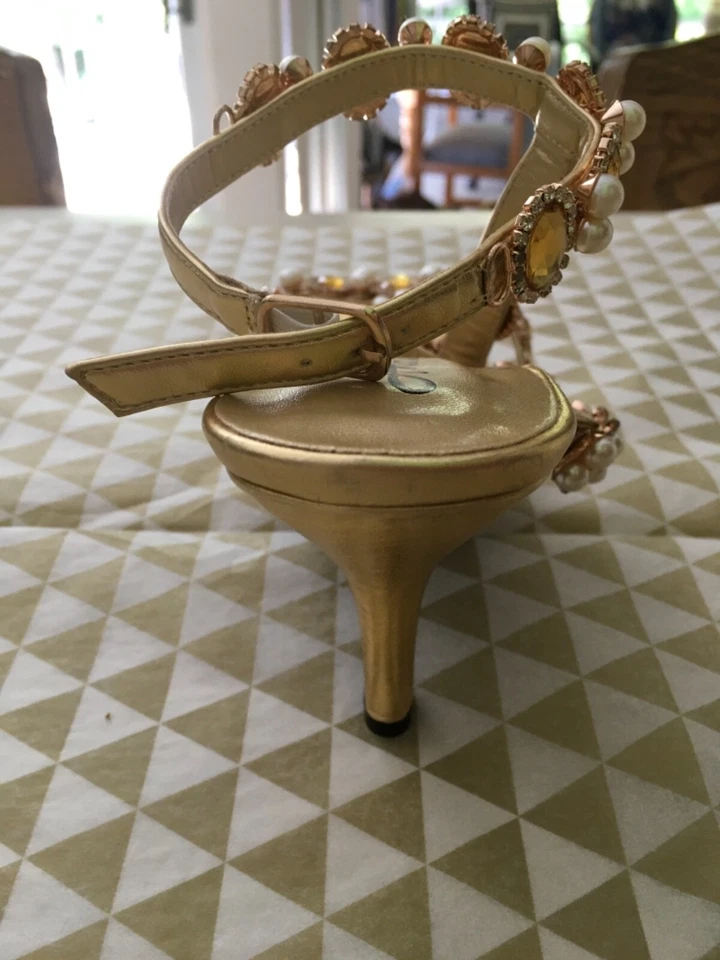 Sexy Annie 金色绑带凉鞋 8W 码。 珍珠和琥珀色宝石。 全新 带盒 — 第 2/4 张图片