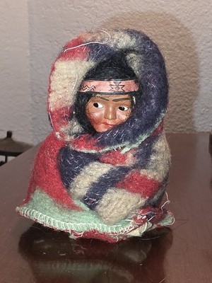 Sitzende Skookum Kind Indianer Indianer Puppe in Decke tolles Gesicht