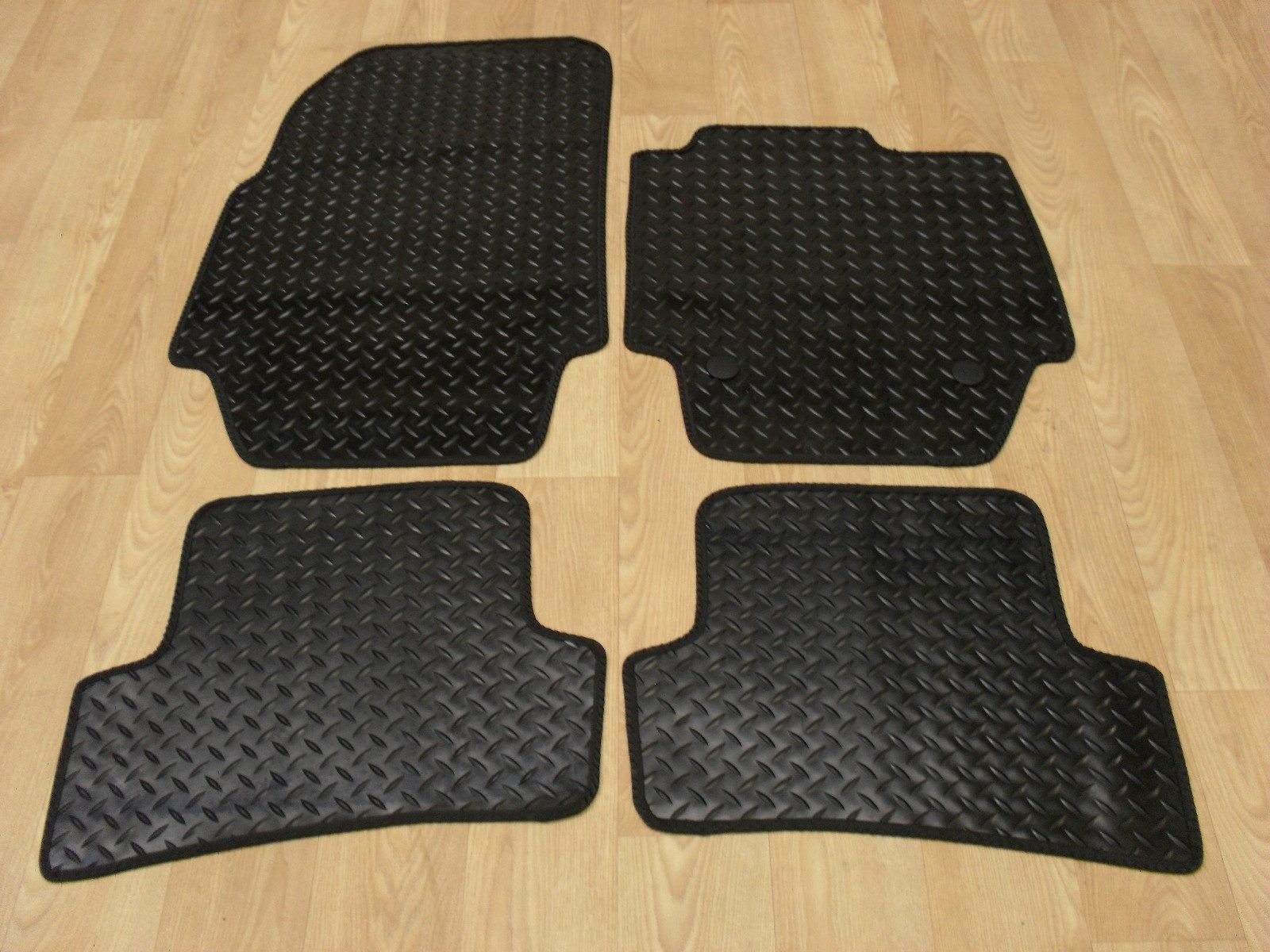 Car Mats for Renault Captur 2013-on Tailored Fit RUBBER Car Mat Set in Black