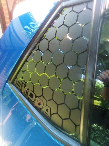 Fabia MK3 :: Rear quarter window decals :: Honeycomb V1 :: vinyl stickers - Picture 2 of 7