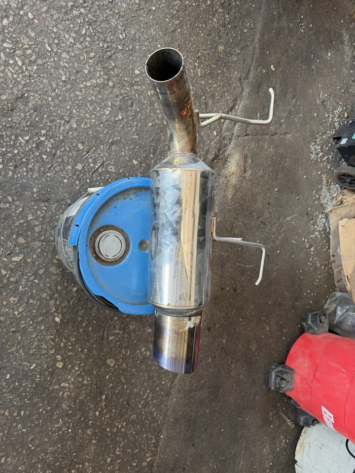 silenciador trasero hyundai genesis cupé invidia Foto 2 de 4