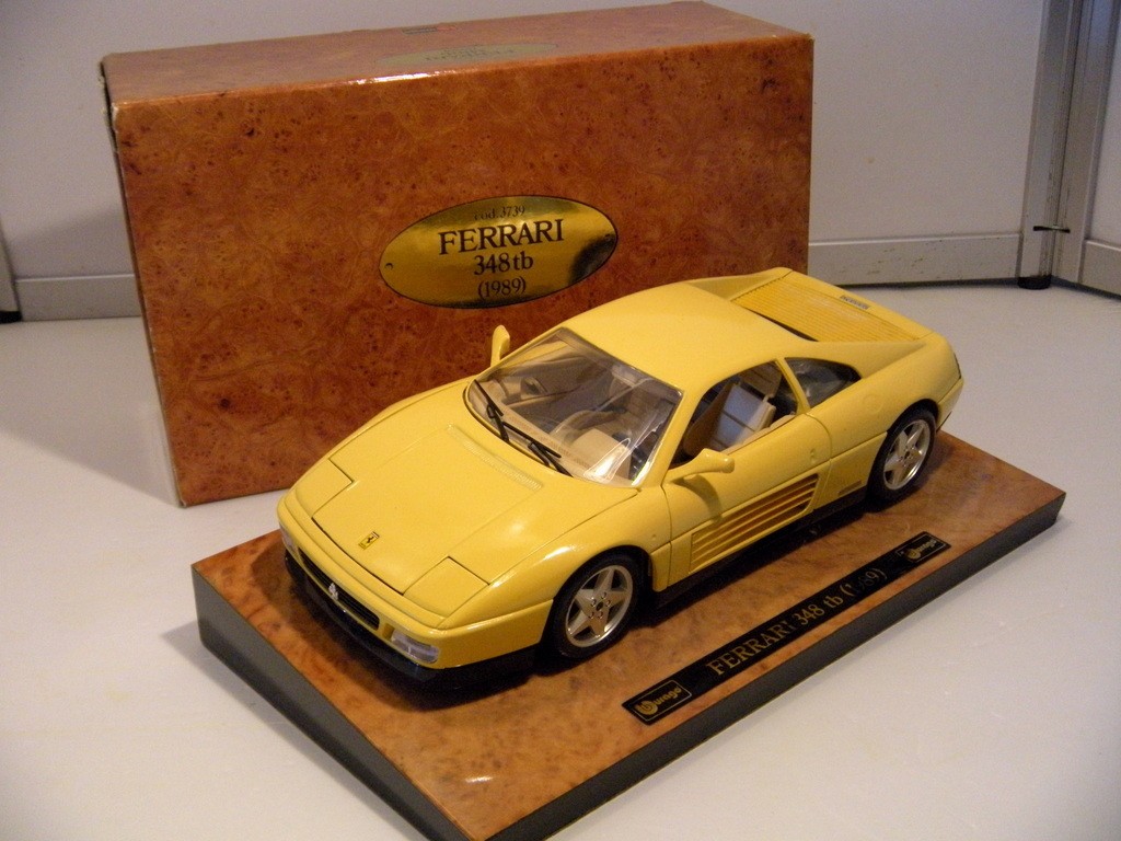 Ferrari 348 tb GELB 1/18 - Bburago "Executive" Serie auf Wurzelholzbrett OVP