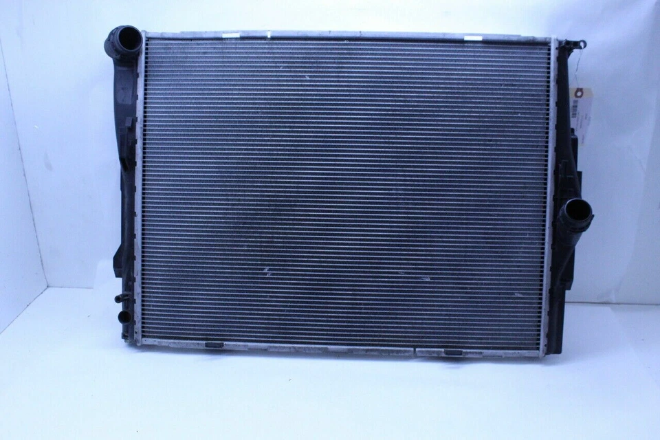 2008-2013 BMW M3 Radiator OEM Used - Imagem 3 de 4