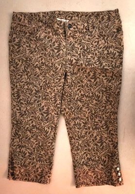 Womens Christopher & Banks Petite Capris. Size 12P (14P) Green/Tan Floral.