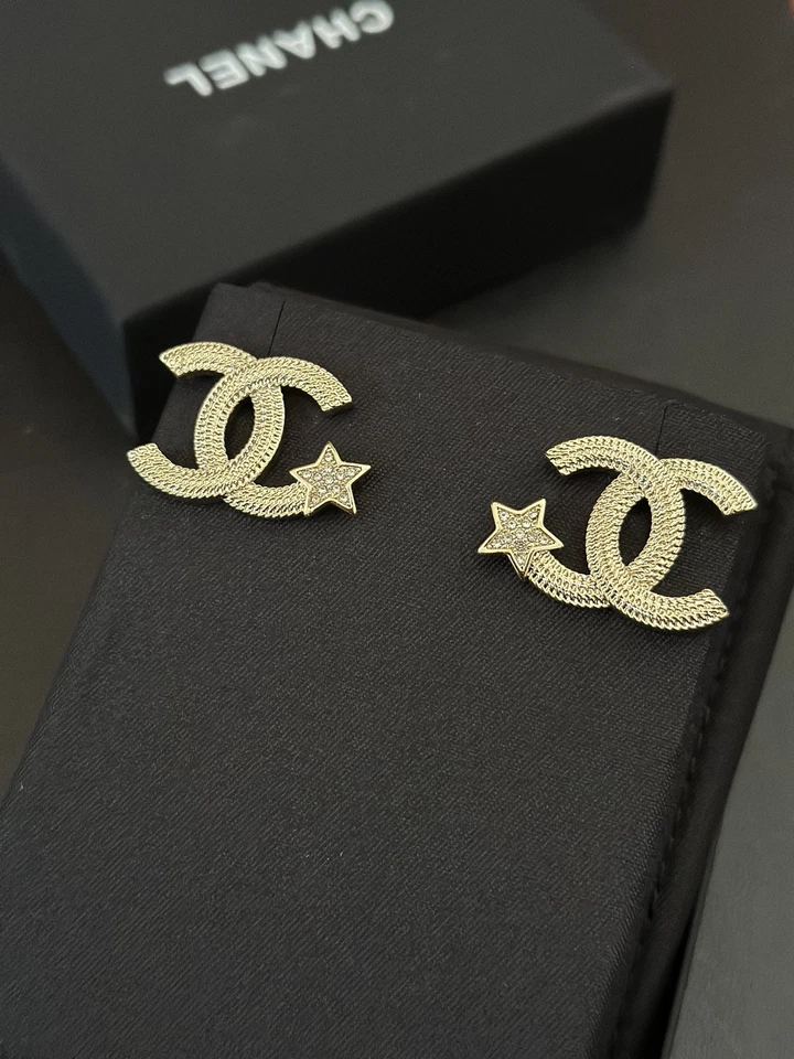 Pendientes Chanel 2023 Oro Metal Cristal CC Estrella Foto 3 de 4