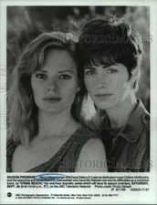 1990 Press Photo Marg Helgenberger and Dana Delany on China Beach, on ABC.