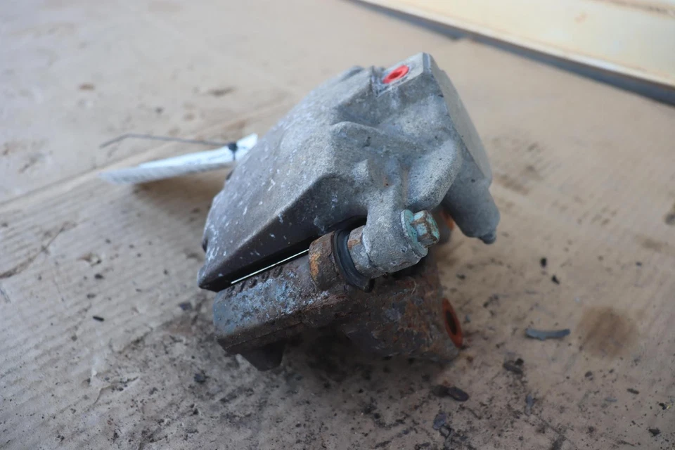 Pinça de freio traseira esquerda 2007-2020 CHEVY/GMC SUBURBAN 1500 FABRICANTE DE EQUIPAMENTO ORIGINAL - Imagem 4 de 4