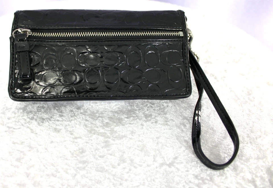 Cartera Muñequera Coach Negra Charol Firma C Corazón Logotipo Repujado Foto 4 de 4