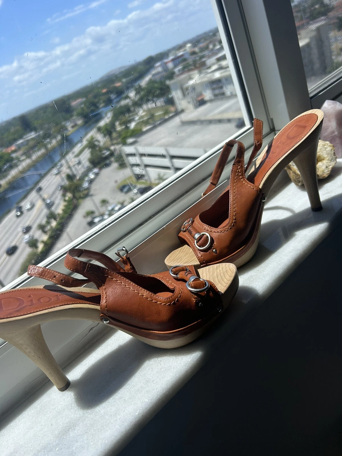 Sandales plates formes bout ouvert en cuir marron Dior