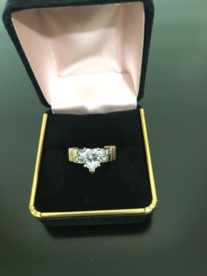 Subasta de anillos de diamantes únicos, hechos a medida, en forma de corazón creados en laboratorio Foto 2 de 4