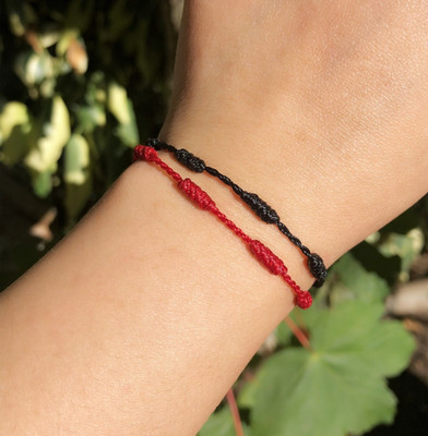 7 Knoten tibetisch-buddhistisches Talisman Armband.  perlen silber. Verstellbar. rot