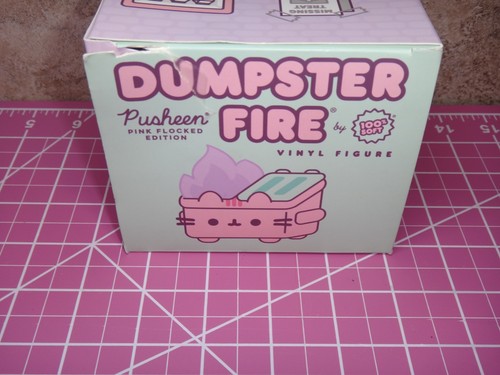 Figura Vinilo Pusheen Dumpster Fire - Edición Rosa Flocada - Imagen 2 de 5