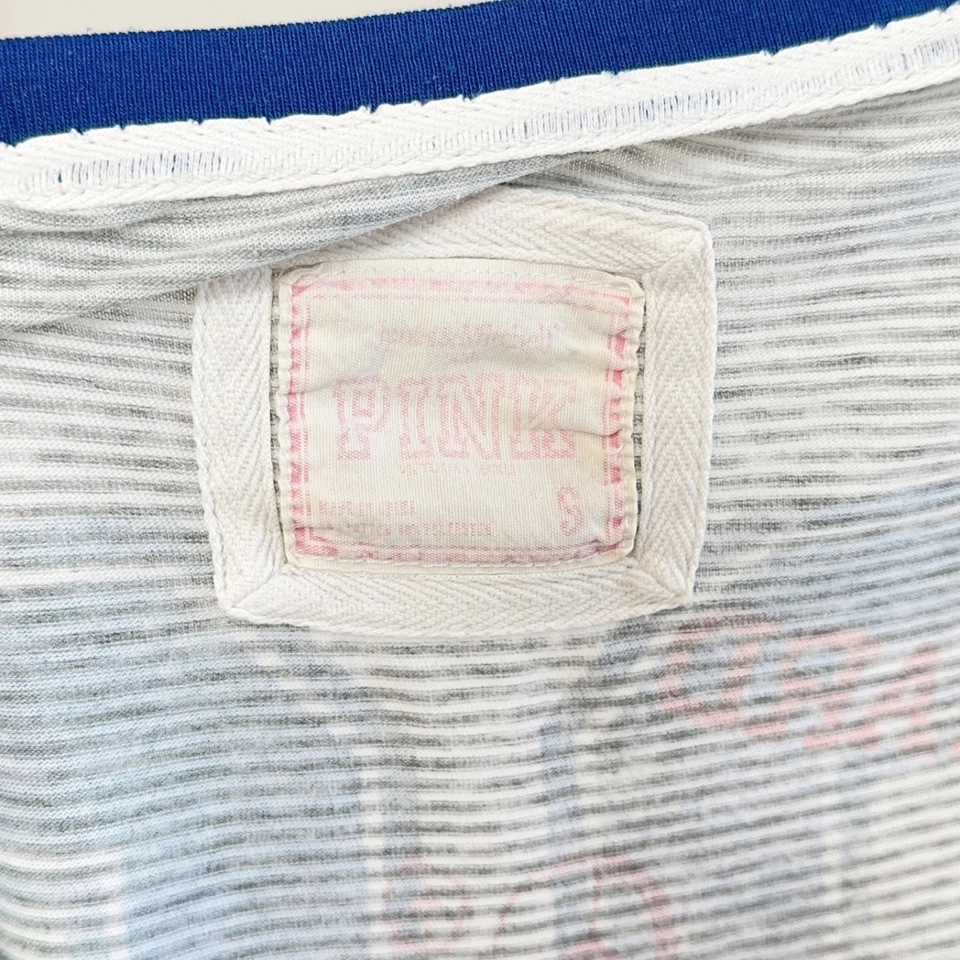 Camiseta a Rayas Gris Victoria's Secret ROSA True Vintage Años 2000 con Acentos Azules Foto 3 de 4