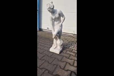 Künstlicher Marmor; Höhe 89 cm, Breite 23 cm , Tiefe 25 cm  ''Venus'' Statue 945 .